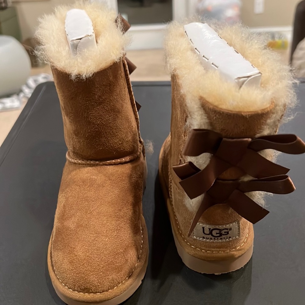UGG T Bailey Bow - as good as new